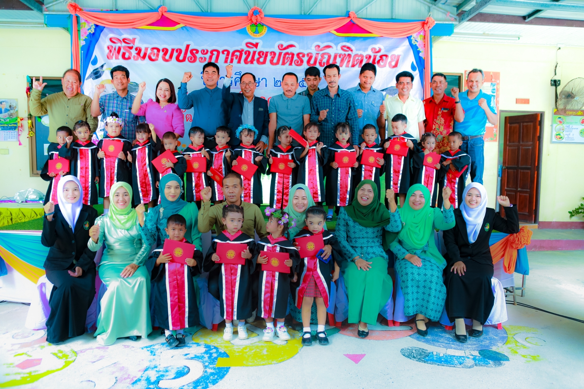 วันอังคารที่ 21 มีนาคม 2566
 นายสงบ  หน๊งมา  นายกเทศมนตรีตำบลคลองใหญ่ เป็นประธานในพิธีมอบประกาศนียบัตรบัณฑิตน้อย ประจำปีการศึกษา 2565 ของนักเรียนศูนย์พัฒนาเด็กเล็กสังกัดเทศบาลตำบลคลองใหญ่ โดยมี คณะผู้บริหาร ปลัดเทศบาล หัวหน้าส่วนราชการ สมาชิกสภาเทศบาล ผู้ปกครองนักเรียน ร่วมเป็นเกียรติและแสดงความยินดี ณ ศูนย์พัฒนาเด็กเล็กเทศบาลตำบลคลองใหญ่