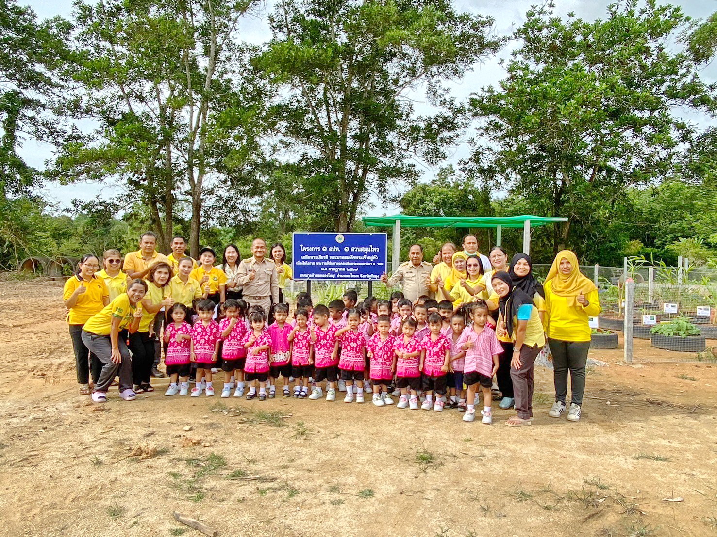 วันอังคาร ที่ 16 กรกฎาคม 2567 เวลา 09.00 น. นายสงบ  หน๊งมา นายกเทศมนตรีตำบลคลองใหญ่ พร้อมด้วยหัวหน้าส่วน พนักงานเจ้าหน้าที่เทศบาลตำบลคลองใหญ่ ให้การต้อนรับนายปรัชญา  นวลเปียน ท้องถิ่นจังหวัดพัทลุง และ นางสาวรุสลีนา  เสนาทิพย์  ท้องถิ่นอำเภอตะโหมด ที่ได้ร่วมลงพื้นที่ตรวจเยี่ยมแปลงผักสมุนไพร ในโครงการ 1 อปท. 1 สวนสมุนไพร เฉลิมพระเกียรติ พระบาทสมเด็จพระเจ้าอยู่หัว เนื่องในโอกาส พระราชพิธีมหามงคลเฉลิมพระชนมพรรษา 6 รอบ 28 กรกฎาคม 2567 ณ สวนแปลงผักของเทศบาลตำบลคลองใหญ่ อำเภอตะโหมด จังหวัดพัทลุง
