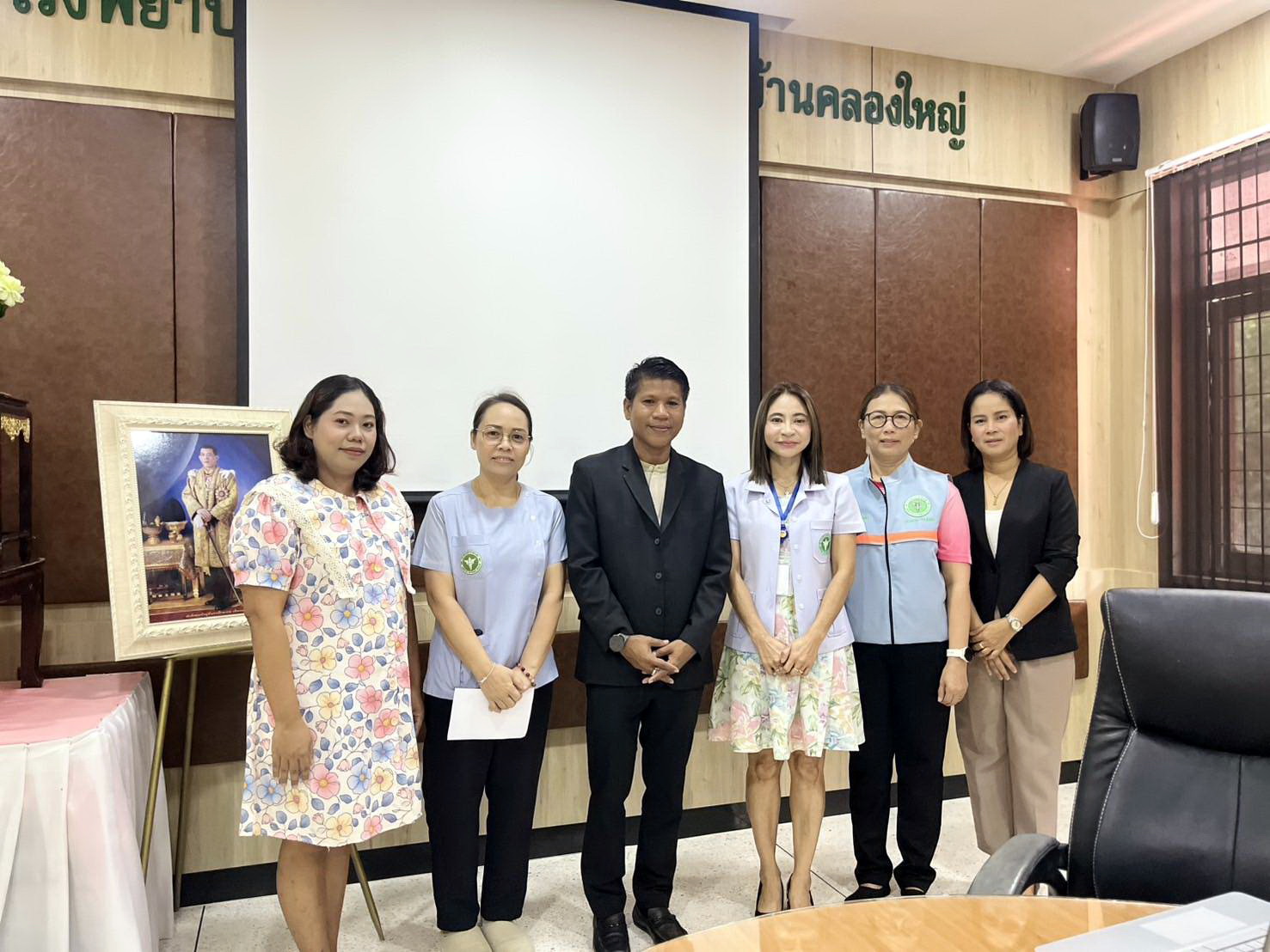 วันอังคาร ที่ 24 มิถุนายน 2568 เวลา 09.00 น. นายสายัญ  แดงปรก  นายกเทศมนตรีตำบลคลองใหญ่ มอบหมายให้ ดร.ศุภสิน  วัตตพรหม ที่ปรึกษานายกเทศมนตรีตำบลคลองใหญ่ เป็นประธานเปิดโครงการปรับเปลี่ยนพฤติกรรมสุขภาพ ลดโรค ลดเสี่ยง "กินถูกหลัก รักษ์ออกกำลังกาย" พร้อมด้วยนางสาวปรีดา  พงษ์นวล สมาชิกสภาเทศบาล และนางสาวสิริกันยา  ทองรักษ์ เจ้าพนักงานสาธารณสุข เทศบาลตำบลคลองใหญ่ ณ รพ.สต.บ้านคลองใหญ่