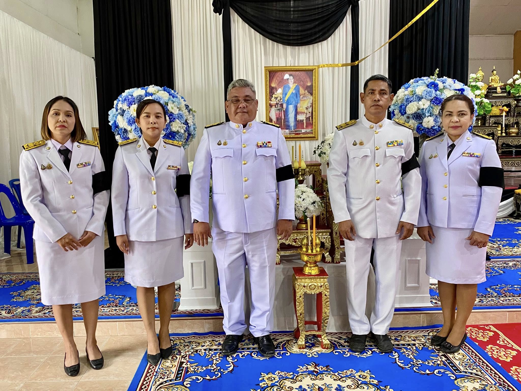 วันพฤหัสบดี ที่ 30 ตุลาคม 2568 เวลา 17.00 น.
    นายสายัญ  แดงปรก นายกเทศมนตรีตำบลคลองใหญ่ ได้มอบหมายให้นายวิริโย  แสงเกื้อหนุน รองนายกเทศมนตรีตำบลคลองใหญ่ พร้อมด้วยนายสถิตย์  เคว็จดำ ปลัดเทศบาล นางธัญชนก  แดงช่วง ผู้อำนวยการกองคลัง พนักงาน และเจ้าหน้าที่ร่วมพิธีบำเพ็ญกุศลสัตตมวาร 7 วัน เพื่ออุทิศถวายเป็นพระราขกุศล แด่สมเด็จพระนางเจ้าสิริกิติ์ พระบรมราชินีนาถ พระบรมราชชนนีพันปีหลวง โดยมีนายนคร  จันทภาโส นายอำเภอตะโหมด ร่วมเป็นประธานในพิธี ณ วัดตะโหมด หมู่ที่ 3 ตำบลตะโหมด อำเภอตะโหมด จังหวัดพัทลุง