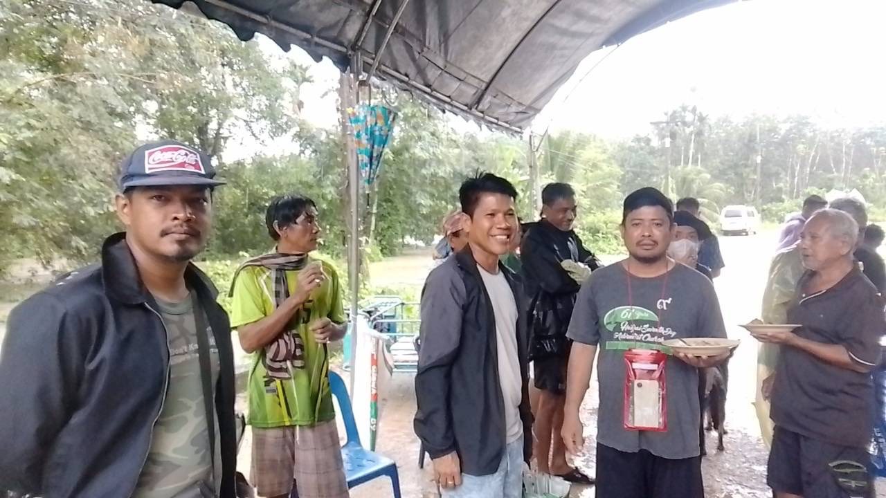 คณะผู้บริหาร สมาชิกสภาฯ พนักงานเจ้าหน้าที่ของเทศบาลตำบลคลองใหญ่ ร่วมลงพื้นที่เพื่อช่วยเหลือผู้ประสบภัยจากน้ำท่วม พร้อมให้กำลังใจ
