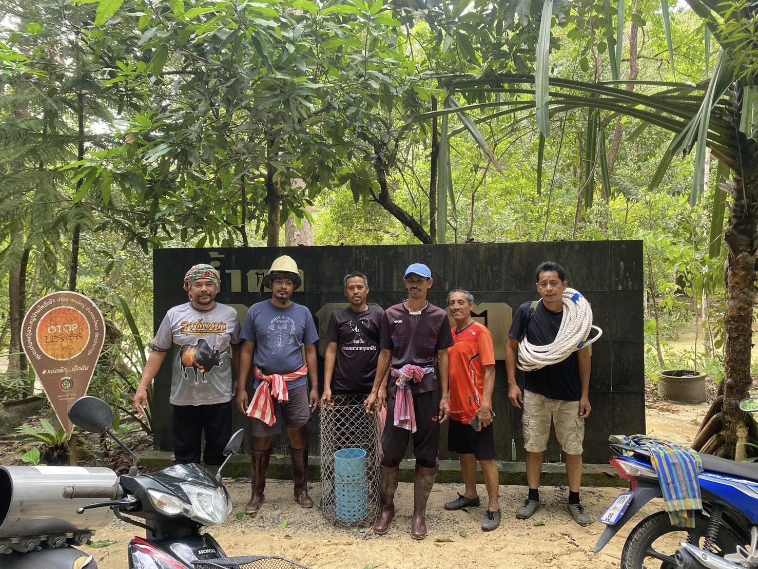 ทีมงานซ่อมระบบน้ำประปาภูเขา