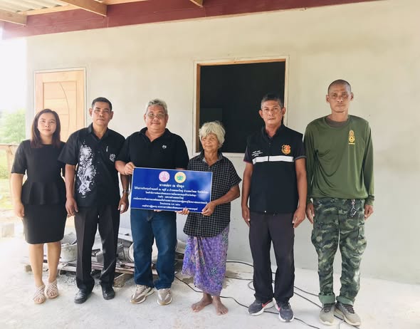 ลงพื้นที่มอบป้ายบ้านโครงการปรับสภาพแวดล้อมและสิ่งอำนวยความสะดวกของผู้สูงอายุให้เหมาะสมและปลอดภัย แก่ นางคล่อง ณ พัทลุง อายุ 75 ปี