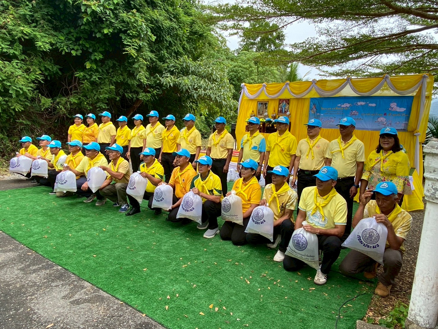 วันพฤหัสบดี ที่ 14 สิงหาคม 2568 เวลา 09.00 น. 
     นายสายัญ  แดงปรก นายกเทศมนตรีตำบลคลองใหญ่ ได้มอบหมายให้นายสถิตย์  เคว็จดำ ปลัดเทศบาล พร้อมด้วยนายเอกชัย  ชนะสิทธิ์ ผู้อำนวยการกองการศึกษา พนักงาน และพนักงานจ้าง เทศบาลตำบลคลองใหญ่ ร่วมกิจกรรมจิตอาสาบำเพ็ญสาธารณประโยชน์ และบำเพ็ญสาธารณกุศล เฉลิมพระเกียรติพระเกียรติสมเด็จพระนางเจ้าสิริกิติ์ พระบรมราชินีนาถ พระบรมราชชนนีพันปีหลวง  เนื่องในโอกาสวันเฉลิมพระชนมพรรษา 12 สิงหาคม โดยมีนายรัฐศาสตร์  ชิดชู ผู้ว่าราชการจังหวัดพัทลุง เป็นประธานในพิธี และกล่าวนำคำปฏิญาณ "เราทำความ ดี ด้วยหัวใจ"
โดยการร่วมกิจกรรมจิตอาสาปล่อยพันธุ์ปลาน้ำจืด ณ พื้นที่อ่างเก็บน้ำคลองหัวช้างอันเนื่องมาจากพระราชดำริ หมู่ที่ 2 ตำบลตะโหมด อำเภอตะโหมด จังหวัดพัทลุง