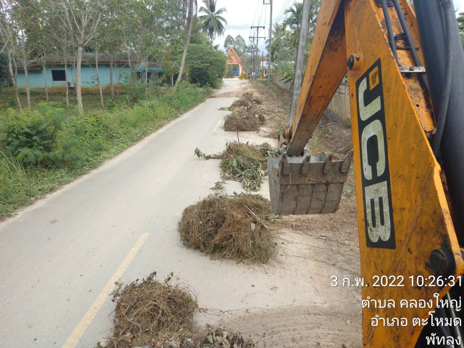 ปรับพื้นที่บริเวณรั้วโรงเรียนบ้านพรุนายขาว และบริเวณหน้าวัดพรุนายขาว